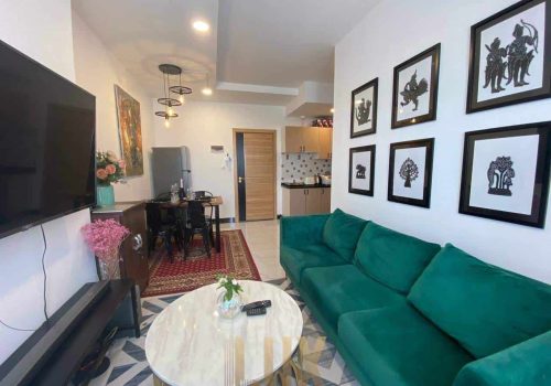 A Great petite modern style western condominium
