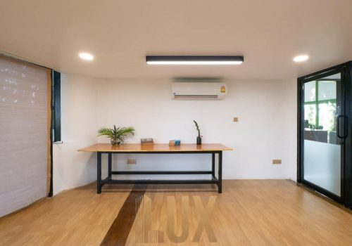 photo 6057730541702199965 y